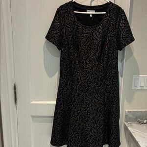 Signature by Robbie Bee Black Rose Pattern Sparkly Dress⭐️